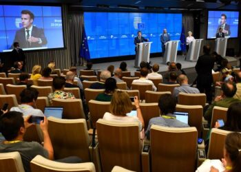 BARISAN pemimpin Kesatuan Eropah menghadiri sidang akhbar Majlis Eropah di Brussels, Belgium. - AFP