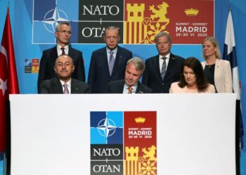 BARISAN pemimpin NATO menandatangani memorandum ketika sidang kemuncak pertubuhan itu di Madrid, Sepanyol. - AFP