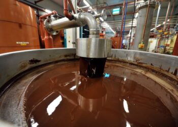LARUTAN coklat panas sebelum dimasukkan ke dalam acuan di kilang coklat Barry Callebaut di Wieze, timur Flanders, Belgium.-AFP