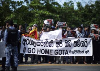 RAKYAT Sri Lanka yang tinggal di Maldives mengadakan protes membantah kedatangan Gotabaya Rajapaksa ke negara itu di Male, kelmarin. - AFP