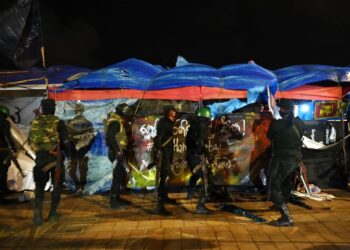PASUKAN keselamatan Sri Lanka merobohkan khemah-khemah yang dipasang di kem protes antikerajaan di Colombo. - AFP