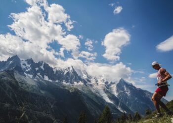 SEORANG atlet menyertai acara maraton di pergunungan Mont Blanc, Charmonix, Perancis.-AFP