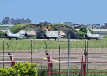 TIGA jet tempur milik tentera Taiwan di landasan Pangkalan Udara Hsinchu. - AFP