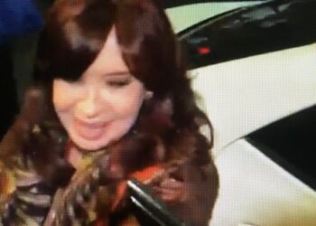 TANGKAP layar rakaman menunjukkan suspek mengacukan pistol ke Cristina Fernandez de Kirchner. - AFP