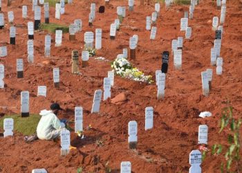 KAWASAN perkuburan mangsa Covid-19 di Jakarta semakin terhad dan pihak berkuasa tempatan merancang melakukan sistem kubur bertindih. - AGENSI
