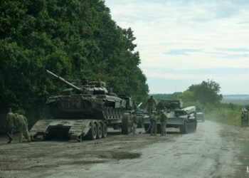 TRELER tentera Ukraine membawa kereta kebal Russia yang ditinggalkan semasa serangan balas di wilayah Kharkiv. - AFP