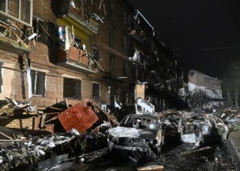SEBUAH bangunan kediaman dan kenderaan musnah berikutan serangan udara tentera Russia di Vyshgorod, Ukraine. - AFP