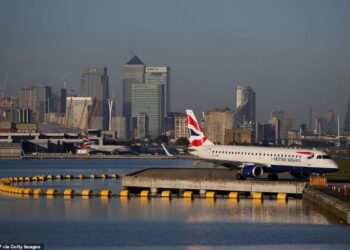 KEMUNCULAN varian baharu Covid-19 di England menyebabkan perintah berkurung dilaksanakan di London dan beberapa negara Eropah menyekat kemasukan rakyat negara ini. - AFP