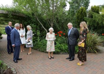 RATU ELIZABETH II menghadiri sesi fotografi semasa persidangan negara G7 di England. -AFP