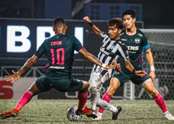 BEK tengah Terengganu FC, Azalinullah Alias (tengah) diapit dua pemain Selangor, Brendan Gan (kanan) dan Herlison Caion dalam aksi Liga Super di Stadium Majlis Bandaraya Petaling Jaya, malam ini. - IHSAN SELANGOR FC