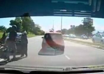 RAKAMAN pergaduhan dua lelaki di Jalan Kuala Kangsar, Ipoh yang tular dalam media sosial. - UTUSAN/MEDIA SOSIAL