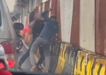 TANGKAP layar daripada potongan video tular dalam media sosial memaparkan dua lelaki bergelut di tengah jalan dekat Persiaran Kerjaya, Seksyen U1, Glenmarie, di Shah Alam, Selangor, baru-baru ini.