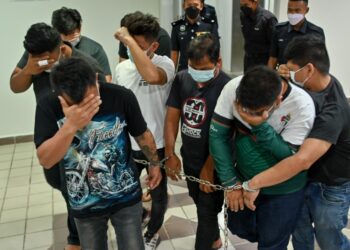 LAPAN lelaki yang bergaduh di hadapan sebuah kedai makan dibawa ke Mahkamah Majistret Kuala Terengganu, hari ini. - UTUSAN/PUQTRA HAIRRY ROSLI