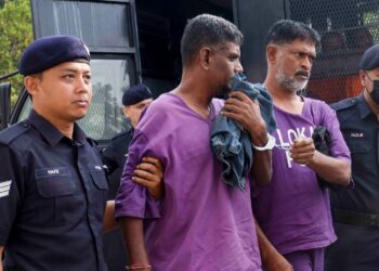 M. Elangovan dan M. Vengateswaran mengaku tidak bersalah atas pertuduhan mencederakan pekerja restoran nasi kandar di Mahkamah Majistret Sepang, Selangor. - UTUSAN/FAISOL MUSTAFA