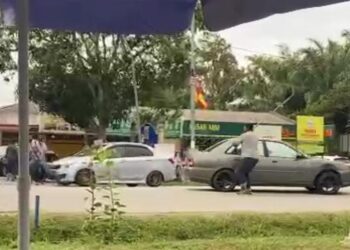 TANGKAP layar memaparkan kejadian gaduh dekat Taman Melor, Bestari Jaya di Kuala Selangor, Selangor.