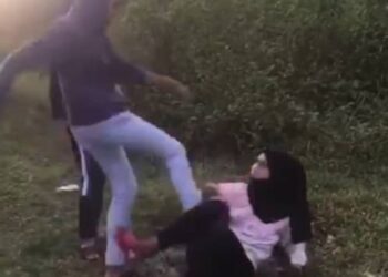 TANGKAP layar klip video yang tular sejak semalam memaparkan pergaduhan empat remaja perempuan dipercayai berlaku di Tanah Merah, Kelantan.