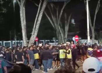 TINDAKAN pantas polis berjaya menghalang insiden lebih buruk berlaku. - IHSAN MEDIA SOSIAL