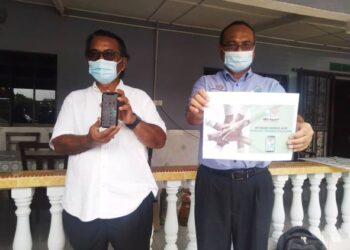 ABD. Razak Omar (kanan) bersama Ismail Othman menunjukkan aplikasi mudah alih Sahabat Perkeso Prihatin pada Program Bantuan dan Faedah Prihatin Perkeso di Kampung Ayer Molek, Kuala Sungai Baru, Melaka. - FOTO/MUHAMMAD SHAHIZAM TAZALI