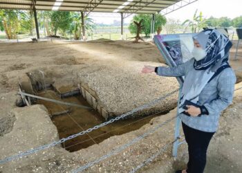 NURUL AMIRA Md. Isa menunjukkan tapak penemuan rangka manusia yang dinamakan 'Penang Woman' di Galeri Warisan Arkeologi Guar Kepah, Kepala Batas, Pulau Pinang