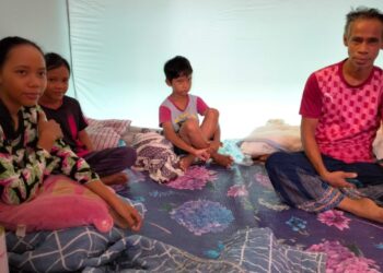 ZAINURI Sukini (kanan) bersama tiga anaknya berpindah di PPS SK Tok Deh Rantau Panjang, Kelantan, semalam. – UTUSAN/ROHANA ISMAIL