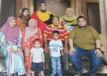GAMBAR kenangan keluarga Hamidon Saat (duduk, dua kanan) dan isteri, Fatimah Tukiman (duduk, dua kiri) dan dua anak mereka yang turut meninggal dunia baru-baru ini, Nor Azarina (berdiri, kanan) dan Mohd. Azrul Nizam (berdiri, tengah) di Kampung Parit Ibrahim, Pontian, Johor.