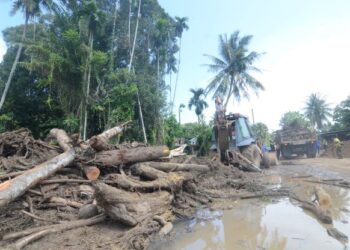 Kerja-kerja pembersihan pasca banjir sedang giat dijalankan di Kampung Iboi, Baling. – UTUSAN/IQBAL HAMDAN