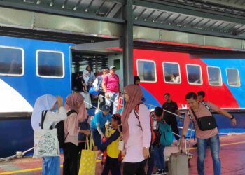 JUMLAH penumpang yang tidak ramai ketika turun dari feri yang tiba ke Pulau Langkawi baru-baru ini. – UTUSAN/NUR AMALINA AZMAN
