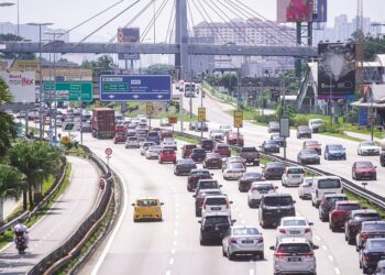 Dalam banyak keadaan, apabila jalan sesak, jika tidak disebabkan kemalangan, pasti ada kenderaan paling depan dipandu terlalu perlahan sehingga mengakibatkan kesesakan luar biasa.  --MINGGUAN/SHIDDIEQIIN ZON