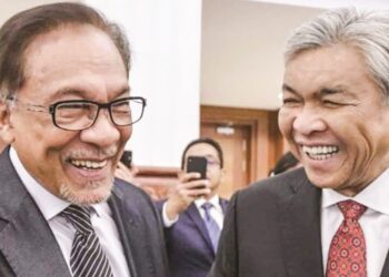 AHMAD Zahid Hamidi dan Anwar Ibrahim semasa di bangunan Parlimen pada November tahun lalu. 
– MINGGUAN MALAYSIA