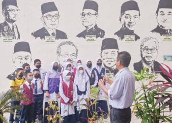 SEBAHAGIAN murid masih memakai pelitup muka ketika hadir di sekolah di SK Simpang Rawai, Marang, Terengganu, semalam. - UTUSAN/PUQTRA HAIRRY ROSLI