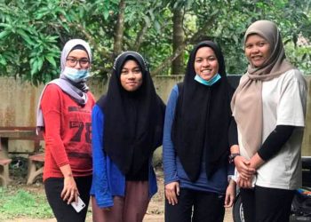 GAMBAR kenangan Siti Nor Surya Ismail (dua, kiri) bersama (dari kanan) Nurul Hasmida Che Shapie, Siti Rohani Ismail dan Siti Umairah Hazreen Mohd. Rizam.