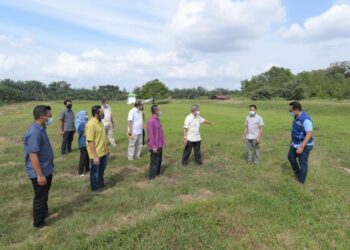 MOHD. Rashid Hasnon (tiga dari kanan) meninjau lokasi Projek Fenomena Air Pasang Besar di Peserai yang bakal memberi manfaat kepada puluhan ribu penduduk di Batu Pahat, Johor. -UTUSAN/ MOHAMAD FAHD RAHMAT