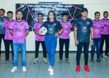 Barisan pemain Panda Cyber menggayakan jersi 'home' dan 'away' tajaan Warung Hanna dan Cobek-Cobek.