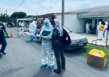 ANGGOTA bomba melakukan proses sanitasi di rumah seorang lelaki yang ditemui tergantung di Taman Pengkalan Indah, Melaka. - FOTO/DIYANATUL ATIQAH ZAKARYA