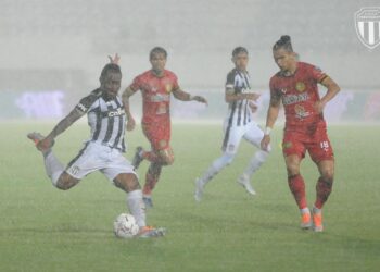 PENYERANG Terengganu, Tchetche Kipre melakukan rembatan ke gawang Negeri Sembilan ketika kedua-dua pasukan bertembung dalam aksi Liga Super, malam kelmarin.
