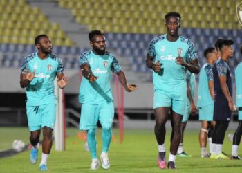 PEMAIN Terengganu menjalani latihan akhir semalam menjelang pertemuan menentang PJ City malam ini.