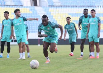 PEMAIN Terengganu menjalani latihan akhir semalam dalam persiapan menghadapi Negeri Sembilan malam ini. - IHSAN TERENGGANU FC