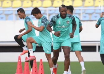 PEMAIN Terengganu FC sudah bersedia untuk memburu tiga mata penuh apabila menentang Sri Pahang malam ini. – IHSAN TERENGGANU FC