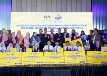 LAVANIA Anthony bersama  Cyril Christopher Singham (tengah) bergambar bersama para pemenang pertandingan melukis mural pada Majlis Penyampaian Anugerah Minda Sihat, Cergas Fizikal, Serlahkan Keceriaan Bersama Gardenia Quickbites di Kuala Lumpur, hari inii. - UTUSAN/FAUZI BAHARUDIN