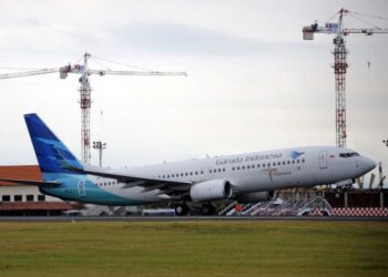 Penularan pandemik Covid-19 telah menjejaskan operasi Garuda Indonesia sehingga memaksa syarikat penerbangan itu mendapatkan bantuan kewangan daripada kerajaan melalui terbitan bon. – AFP