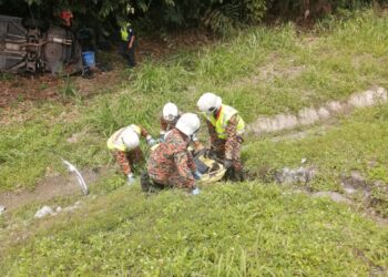 ANGGOTA bomba menggunakan pengusung bagi membawa mangsa yang terlibat kemalangan di Kilometer 377.4, Lebuh Raya Utara Selatan arah utara dekat Slim River hari ini. - IHSAN JBPM PERAK