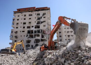 JENGKAUT dari Mesir membantu membersihkan runtuhan konkrit di bandar Gaza.-AFP