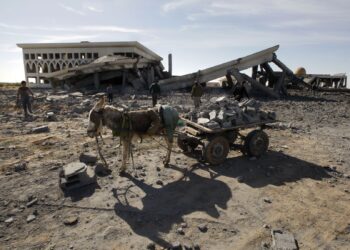 RAKYAT Pelestin di Semenanjung Gaza menggunakan kereta keldai untuk mengutip sisa-sisa runtuhan akibat dibom oleh Israel. - AFP