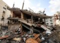 KEDIAMAN penduduk musnah teruk akibat dibedil tentera Israel di bandar Gaza.-AFP
