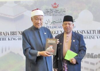 MUFTI Kerajaan Brunei (kiri) ketika pelancaran buku Raja Brunei Pelopor Penggunaan Vaksin Ketuhanan di Bandar Seri Bagawan. - AGENSI