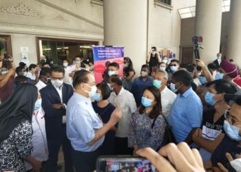 FONG Kui Lun (tengah) memperkatakan sesuatu kepada Ahli Parlimen  Segambut, Hannah Yeoh ketika ketika hadir di pekarangan Kompleks Mahkamah Kuala Lumpur hari ini.