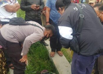 PENDUDUK dikejutkan dengan penemuan mayat bayi dalam longkang di Kampung Cipulus, Sukawangi, Garut. -TRIBUNNEWS