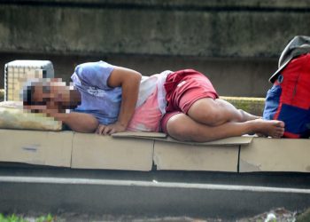 SEORANG gelandangan di Johor Bahru, Johor. - UTUSAN/RAJA JAAFAR ALI