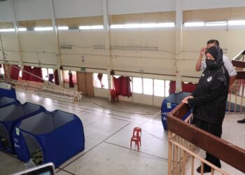 WAN Norashikin Wan Nordin meninjau Pusat Penempatan Gelandangan (PPG) Sementara di Wisma Persatuan Bulan Sabit Merah, Ipoh, Perak, hari ini. -  UTUSAN/ZULFACHRI ZULKIFLI