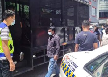 WARGA asing yang sedang menjalani perintah kuarantin ditahan selepas berkeliaran di pusat bandar Kota Tinggi, Johor.